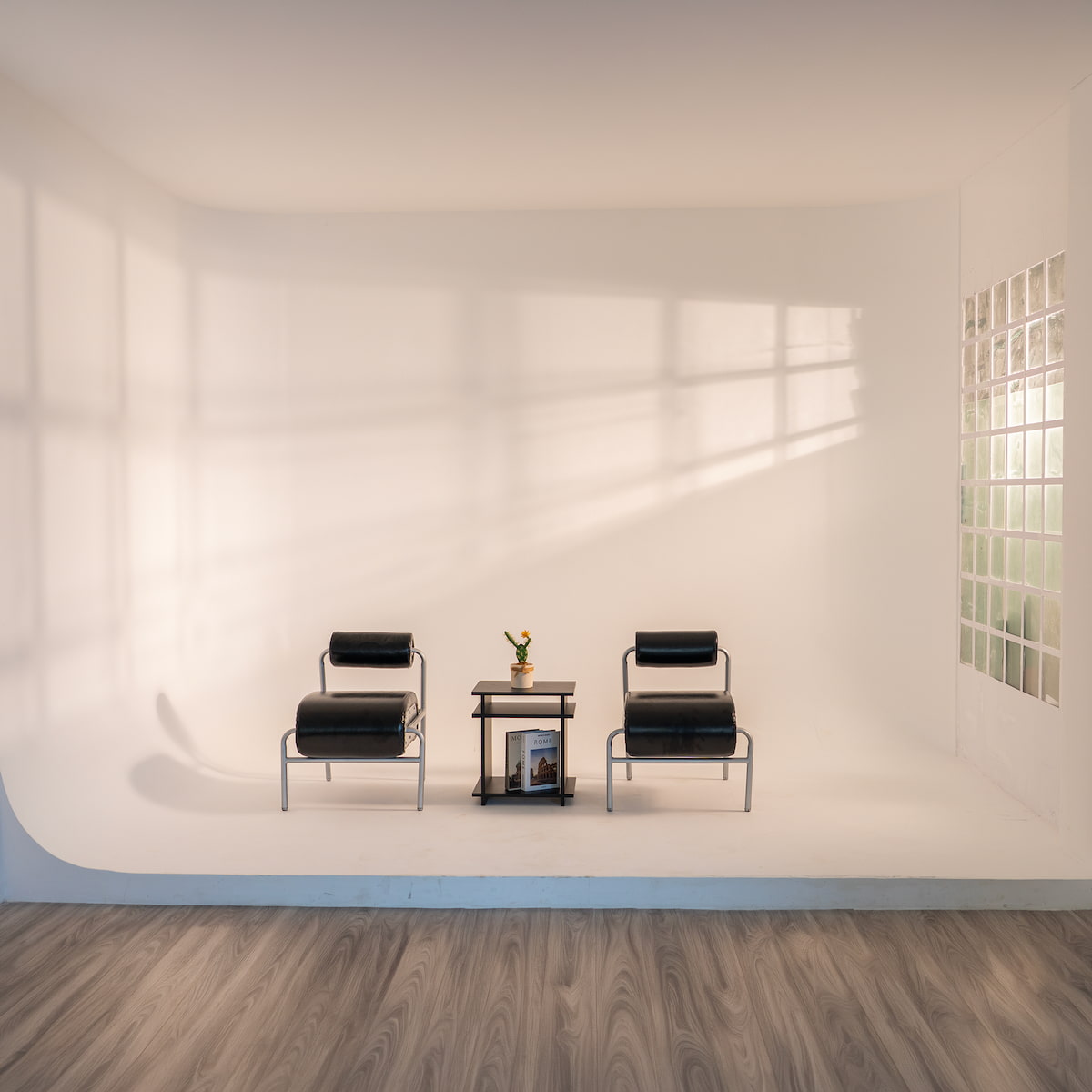 Room A - Góc bo cong vô cực Cyclorama kết hợp gạch kính